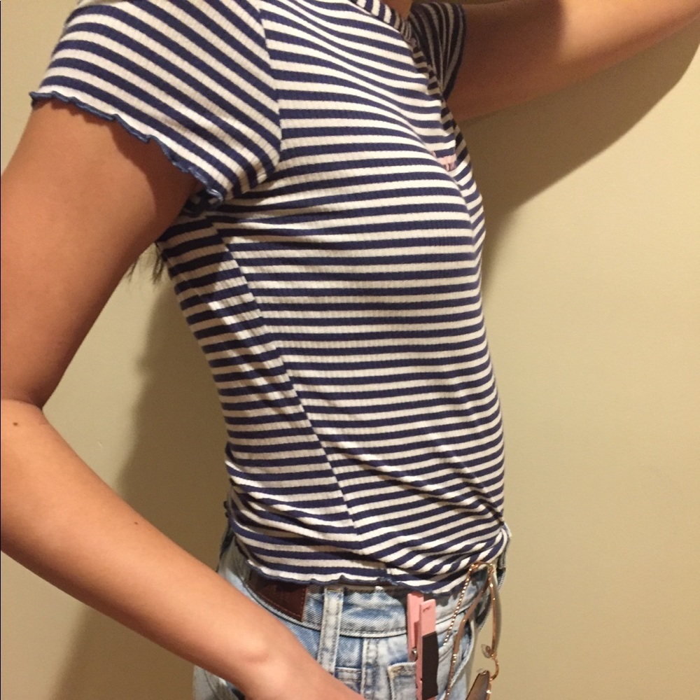 Cropped lettuce ruffle French tee! 💋